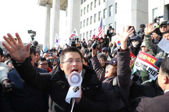 '때리고·욕하고·침까지' 경찰, 자유한국당 국회 집회 수사에 전담팀 꾸린다