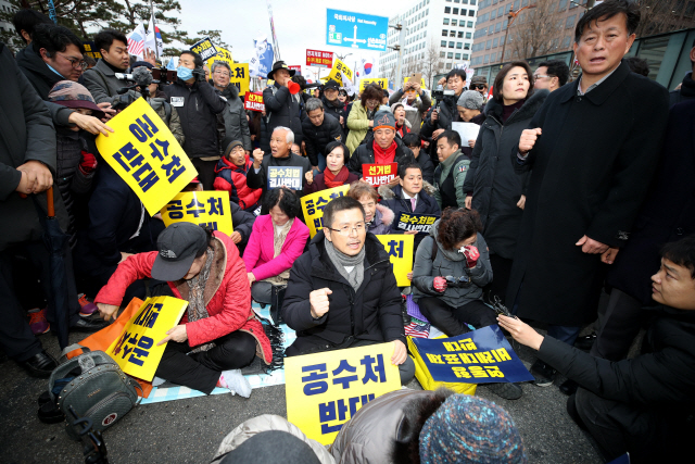 자유한국당 황교안 대표 등 집회 참석자들이 17일 오후 국회 정문 앞에서 열린 ‘공수처법 선거법 날치기 저지 규탄대회’에서 관련 구호를 외치고 있다. /연합뉴스