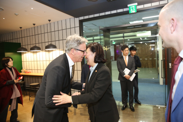 야콥 할그렌(왼쪽) 주한 스웨덴 대사와 박영선 중기부 장관이 17일 서울 삼성동 코엑스에서 인사를 나누고 있다./사진제공=중기부