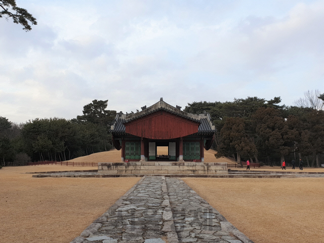 태릉 앞에 설치된 정자각. 한국전쟁 때 소실됐다가 1994년 복원을 마쳤다.