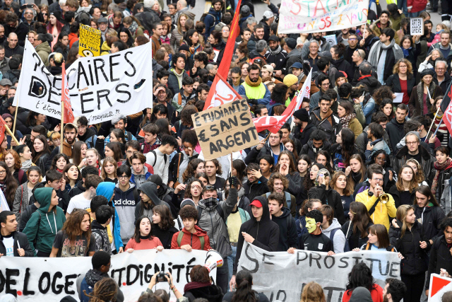 프랑스의 주요 노조들이 17일(현지시간) 전국에서 동시다발적으로 제3차 연금개편 저지 결의대회 개최를 선언한 가운데 마르세유에서 노조원들이 시가를 행진하고 있다. /마르세이유=AFP연합뉴스