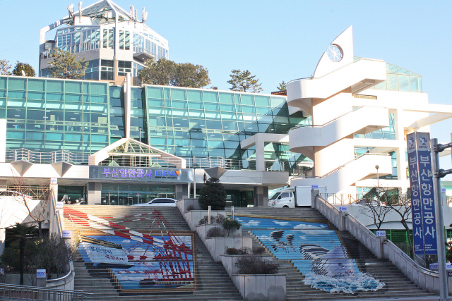 부산항만공사가 항만 안전 강화를 위해 안전 연동형 임대료 체계로 개편을 검토한다. 부산항만공사 전경./사진제공=부산항만공사