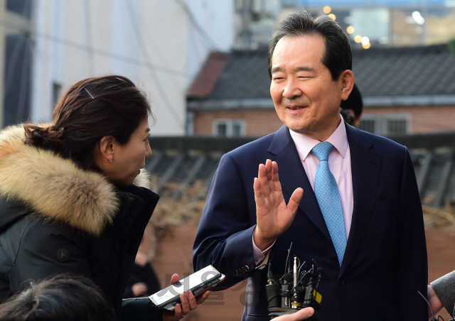 정세균 국무총리 후보자가 18일 오전 청문회 준비 사무실이 있는 서울 종로구 금융감독원 연수원으로 출근하며 취재진의 질문에 답하고 있다./권욱기자 2019.12.18