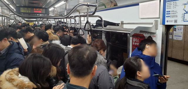 18일 아침 지하철 1호선 종로5가 역에서 승객들의 승하차가 끝났음에도 열차가 출발하지 못하고 있다. /연합뉴스