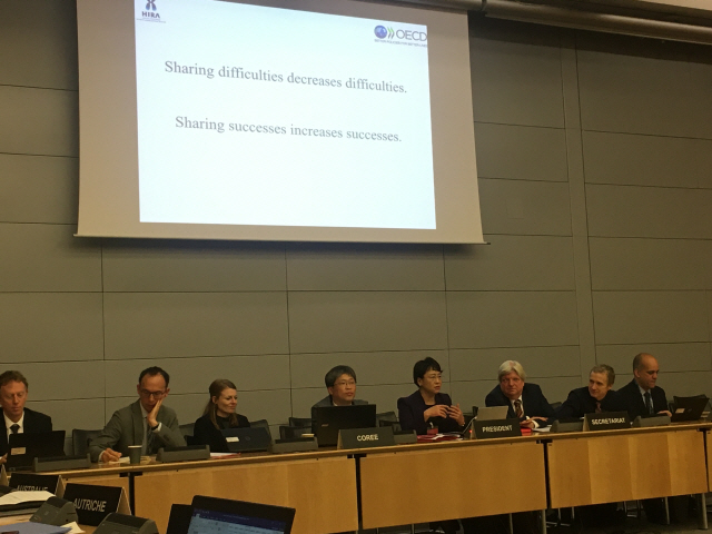 김선민(왼쪽 네번째) 건강보험심사평가원 기획상임이사가 OECD 보건의료 질과 성과(HCQO) 워킹그룹 회의를 주재하고 있다. /사진제공=심사평가원