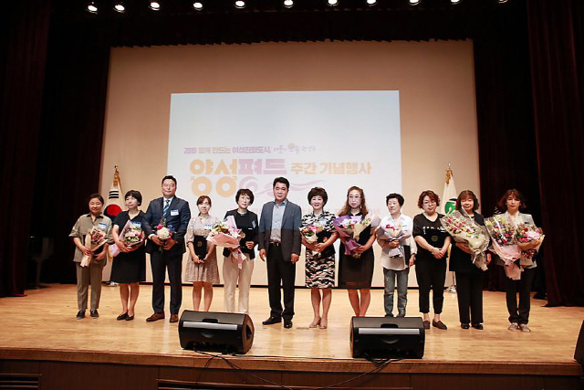 박준희(왼쪽 여섯번째) 관악구청장이 지난 7월 양성평등주간 기념행사에서 수상자들과 기념촬영하고 있다./사진제공=관악구