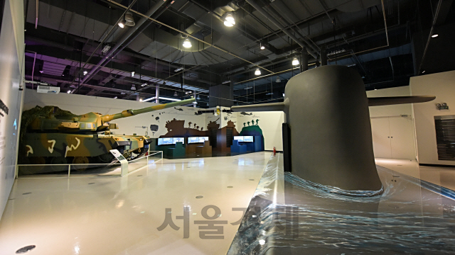 국립과천과학관에 설치된 방위사업체험관. K2 전차와 차세대 잠수함 함교탑의 실물 모형을 비롯, 육해공군의 대표적인 무기체계와 가상현실 체험물 등이 전시됐다.
