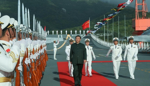 중국 두번째 항모 취역식 참석한 시진핑 중국 국가 주석./중신망 캡처