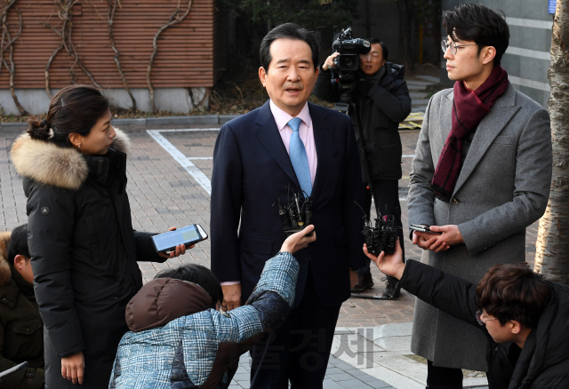 정세균 국무총리 후보자가 18일 오전 청문회 준비 사무실이 있는 서울 종로구 금융감독원 연수원으로 출근하며 취재진 질문에 답하고 있다./권욱기자 2019.12.18