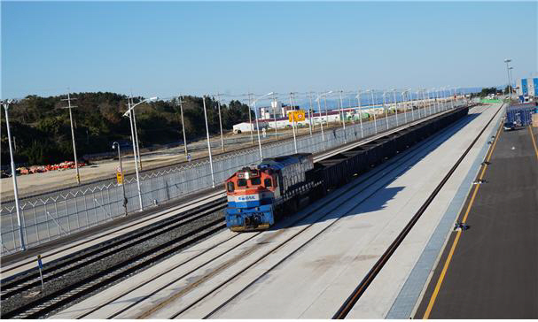 18일 개통한 포항 영일만항 인입철도. KTX포항역과 영일만항을 연결한다./사진제공=경북도