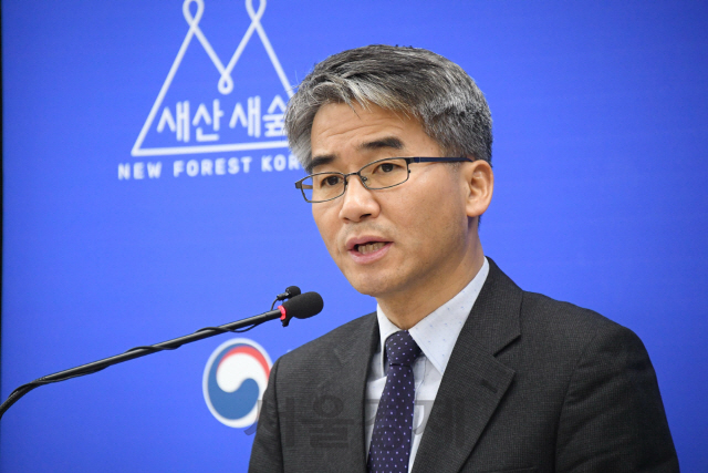 고기연 산림청 국제산림협력관이 2021년 제15차 세계산림총회 개최 준비상황에 대해 브리핑하고 있다. 사진제공=산림청