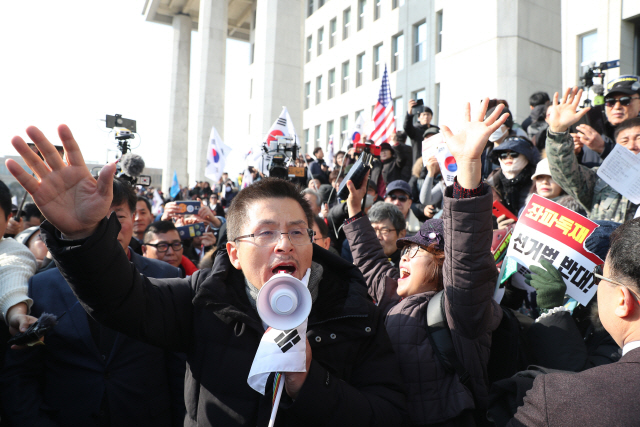 자유한국당 황교안 대표가 16일 서울 여의도 국회에서 열린 ‘공수처법 선거법 날치기 저지 규탄대회’ 참가자들과 함께 시위를 벌이고 있다. /연합뉴스