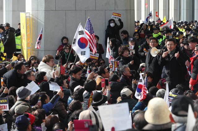 한국당 국회 집회서 '여성이 남성 유튜버에 부적절한 행위' 있었다