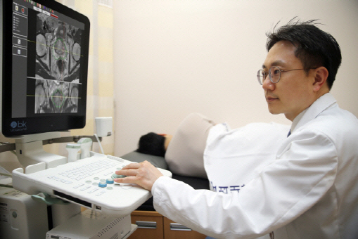 강석호 고려대 안암병원 교수가 자기공명영상(MRI)·초음파 퓨전 기기로 전립선암 환자의 종양 부위를 살펴보고 있다.  /사진제공=고려대 안암병원