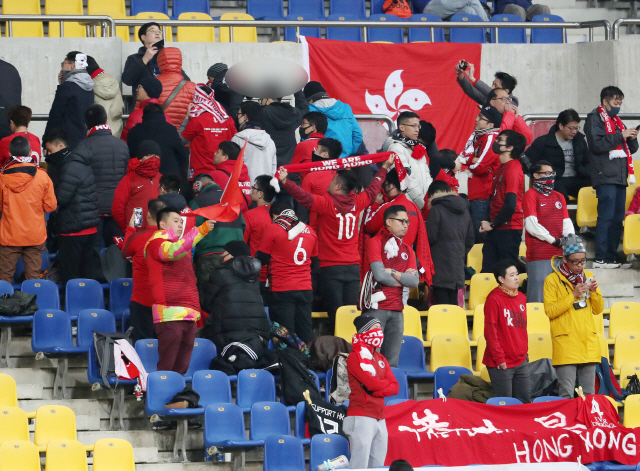 11일 오후 부산아시아드주경기장에서 열린 2019   동아시안컵 한국과 홍콩의 경기에서 홍콩 응원단이 국가가 연주되자 일제히 야유를 보내고 등을 보이고 돌아서고 있다. /연합뉴스