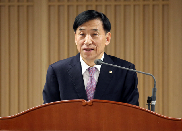 이주열 한국은행 총재가 17일 서울 중구 한은 본사에서 열린 기자간담회에서 올해 단행한 두 차례의 금리 인하 배경을 설명하고 있다./사진제공=한국은행