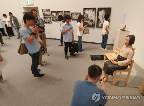 지난 3일 일본 아이치현 나고야시 아이치현문화예술센터 8층 전시장에 놓인 ‘평화의 소녀상’ 앞에서 일본 시민들이 관람하고 있다./나고야=연합뉴스