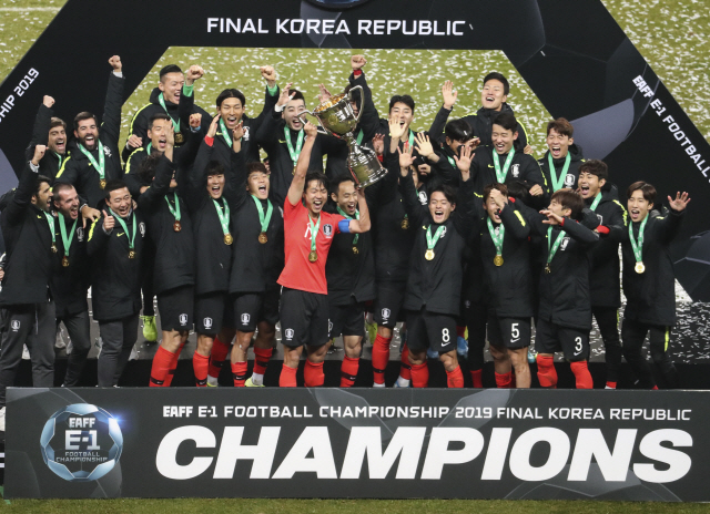 한국축구 대표팀이 18일 EAFF E-1 챔피언십에서 우승한 뒤 트로피를 들고 환호하고 있다. /연합뉴스