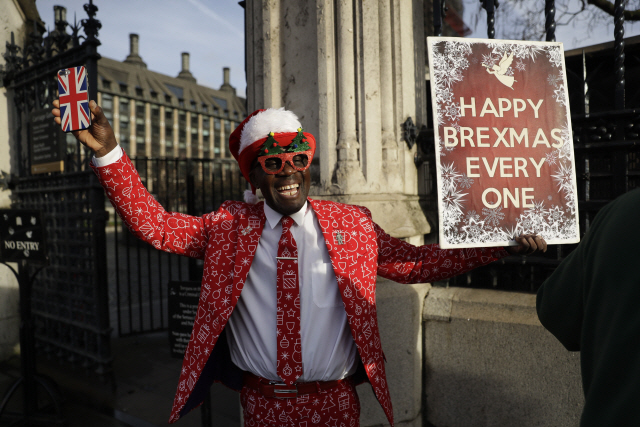 18(현지시간) 영국 런던에서 브렉시트(영국의 유럽연합(EU) 탈퇴) 지지자가 보수당의 조기 총선 승리를 축하하고 있다./런던=AP연합뉴스