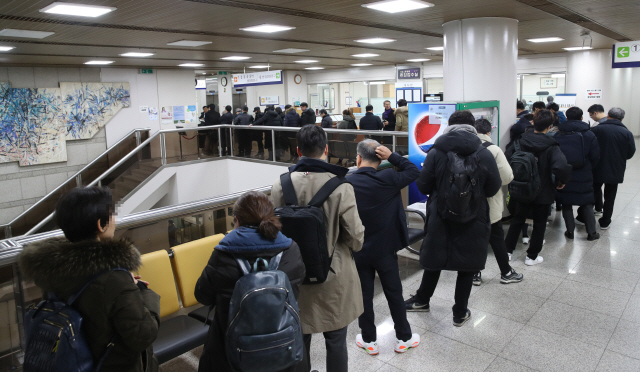 조국 전 법무부 장관 부인 정경심 동양대 교수의 4차 공판준비기일이 열린 19일 오전 서울 서초동 서울중앙지법에 시민들이 방청을 위해 길게 줄을 서 있다. /연합뉴스