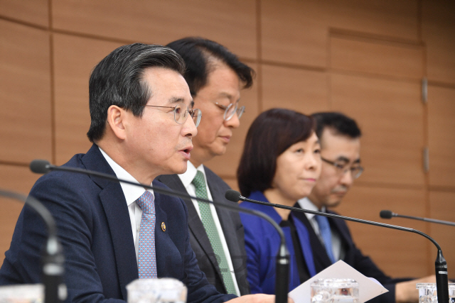 김용범(왼쪽에서 첫번째) 기획재정부 차관이 지난 17일 정부세종청사에서 ‘2020년 경제정책방향’을 발표하고 있다./사진제공=기재부