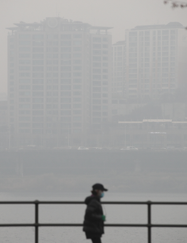 지난 11일 오전 서울 서초구 잠원 한강공원에서 바라본 한남동 일대가 미세먼지로 뿌옇게 뒤덮여있다./연합뉴스