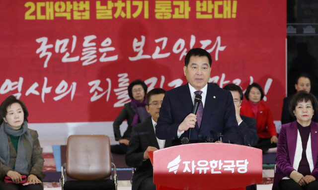 자유한국당 심재철 원내대표가 19일 오전 서울 여의도 국회 로텐더홀에서 열린 최고위원회의에서 발언하고 있다./연합뉴스