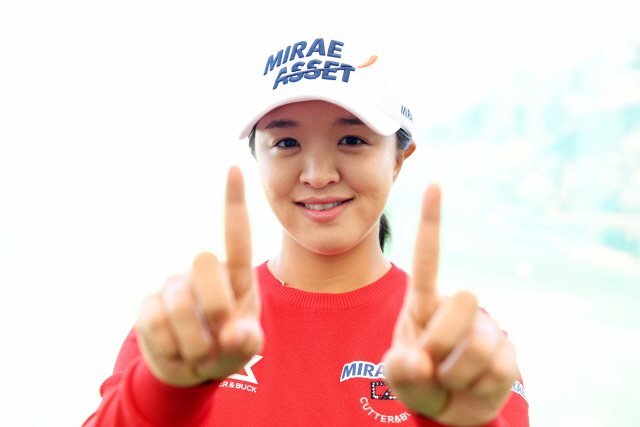 새 시즌 통산 11승째를 향해 달리기에 앞서 손가락으로 ‘11’을 만들어 보이는 김세영. /권욱기자