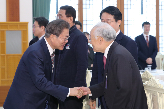 문재인 대통령이 19일 청와대에서 확대경제장관회의에 참석한 손경식 한국경영자총협회장과 인사하고 있다./연합뉴스