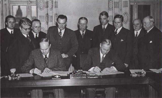 스웨덴 경영자총연합회와 노조 대표가 1938년 12월20일 스톡홀름의 살트셰바덴호텔에서 노사합의문에 서명하고 있다. /위키미디어