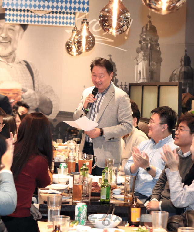 최태원 SK 회장이 지난 13일 경기 성남시의 한 음식점에서 분당 지역 구성원들과 번개모임 형식의 98차 행복토크를 진행하고 있다./사진제공=SK
