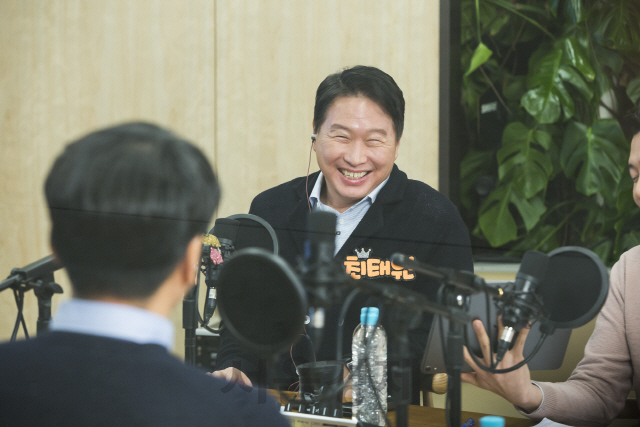최태원 SK 회장이 지난 17일 서울 종로구 서린동 SK빌딩에서 ‘보이는 라디오’ 형식의 99차 행복토크를 하고 있다. /사진제공=SK