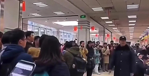 지난 18일(현지시간) 중국 상하이에 위치한 푸단대에서 학생들이 시진핑 사상을 강조한 학칙 개정에 대한 항의 시위를 벌이고 있다./유튜브 캡처
