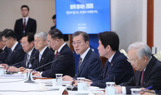 문재인 대통령이 19일 청와대에서 열린 확대경제장관회의에서 발언하고 있다. 정부는 이날 내년에 100조원의 투자를 유도하고 성장률 2.4% 달성을 목표로 하는 ‘2020년 경제정책방향’을 발표했다.     /연합뉴스