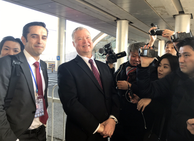 스티븐 비건(왼쪽 세번째) 미 국무부 대북 특별대표 겸 국무부 부장관이 19일 오후 중국 베이징 공항에 도착한 모습. /연합뉴스
