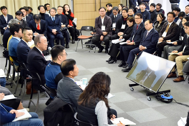 지난 19일 부산항만공사 본사에서 국가기후환경회의 타운홀 미팅이 진행되고 있다. 이 자리에는 오거돈 부산시장과 반기문 국가기후환경회의 위원장 등이 참석했다./사진제공=부산시