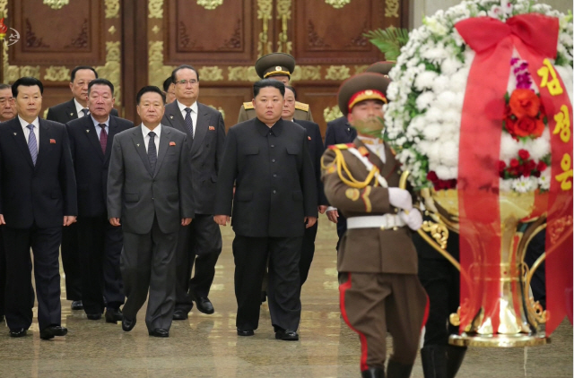 김정은 북한 국무위원장이 김정일 국방위원장의 8주기를 맞아 금수산태양궁전을 참배했다고 조선중앙TV가 17일 보도했다. 김재룡(앞줄 왼쪽부터) 내각총리, 최룡해 국무위원회 제1부위원장, 김정은 위원장. /연합뉴스