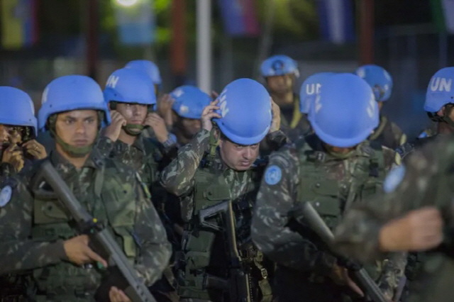 유엔 평화유지군으로 아이티에 파병됐던 브라질 군인들이 2017년 10월 포르토프랭스에서 해단식을 하고 있다. /연합뉴스
