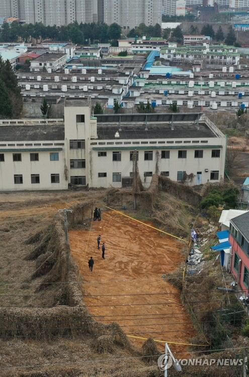 20일 오후 광주 북구 옛 광주교도소 부지에서 시신 수십구가 나와 관계자들이 출입 통제선을 치고 있다. 이들 시신 중에는 무연고 사망자나 사형수 표식 없는 유골이 발견된 것으로 알려져 5·18 행방불명자 관련성이 주목된다. /사진=연합뉴스