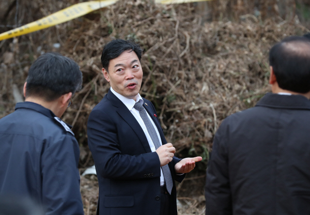 김오수 법무부 장관 직무대행이 20일 오후 광주 북구 옛 광주교도소 부지 유골 발견 현장을 살펴보고 있다./연합뉴스