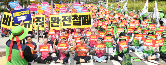 공공부문 비정규직 근로자 6만여 명이 정규직 전환과 처우개선을 요구하면서 총파업을 한 지난 7월 3일 서울 종로구 서울시교육청 앞에서 학교 급식을 담당하는 학교비정규직연대회의 소속 근로자들이 차별철폐 등을 촉구하는 결의 대회를 열고 있다./권욱기자