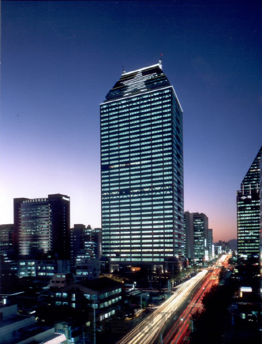 2000년대 초반 미국계 사모펀드 론스타가 소유했을 당시의 강남파이낸스세터. 당시 이름은 스타타워였으며 상층부에 론스타를 상징하는 별 모양의 조형물이 설치되어 있다. /사진=세계최고층도시건축학회