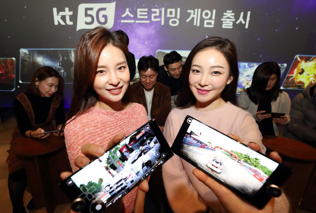 KT 모델들이 PC나 콘솔로 하던 고사양 최신 게임을 5G 클라우드 기반으로 스마트폰에서 즐길 수 있는 ‘5G 스트리밍 게임’ 서비스를 소개하고 있다. 이번에 출시한 서비스는 게임에 필요한 컴퓨터 구동장치와 저장공간 등 주요 기능을 중앙 서버에 저장한 뒤 초저지연·초고속 특성의 5G 네트워크를 활용해 스마트폰으로 실시간 게임을 할 수 있도록 했다. KT는 이번 서비스를 구독형으로 제공한다./사진제공=KT