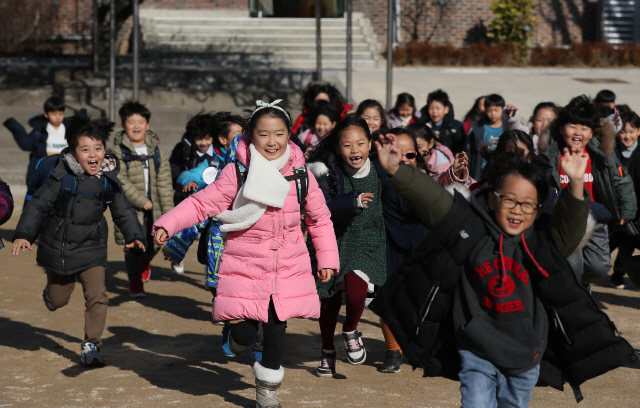 ‘신나는 방학 시작’      (서울=연합뉴스) 이지은 기자 = 20일 서울 용산구 삼광초등학교에서 방학을 맞은 학생들이 환한 표정으로 달려가고 있다. 2019.12.20      jieunlee@yna.co.kr  (끝)      <저작권자(c) 연합뉴스, 무단 전재-재배포 금지>