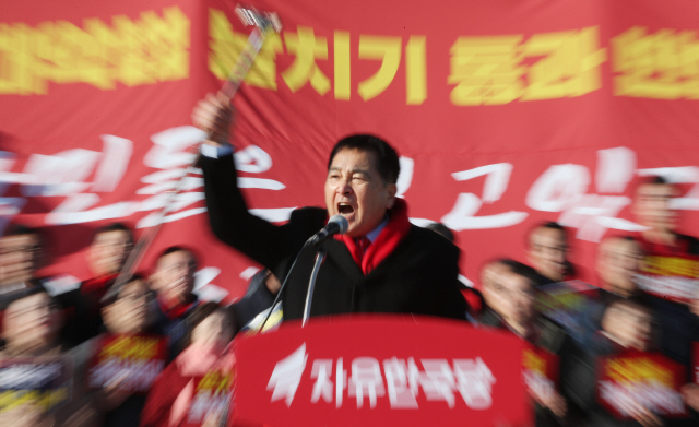 심재철 자유한국당 원내대표가 20일 오후 국회 본관 앞 계단에서 열린 공수처법ㆍ선거법 날치기 저지 규탄대회에서 발언하고 있다. /연합뉴스