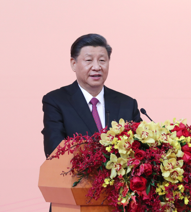 시진핑 중국 국가주석이 19일 마카오 반환 20주년 경축행사 환영만찬에서 연설하고 있다. 시 주석은 내년 1월 스위스 다보스 세계경제포럼(WEF)에 불참할 것으로 알려졌다. /연합뉴스