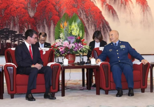 지난 18일 중국 베이징에서 고노 다로(왼쪽) 일본 방위상과 쉬치량 중국 공산당 중앙군사위원회 부주석이 회담하고 있다./웨이보 캡처
