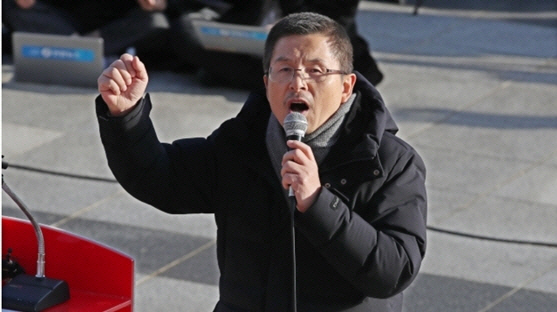 황교안 자유한국당 대표가 지난 20일 오후 국회 본관 앞 계단에서 열린 공수처법ㆍ선거법 날치기 저지 규탄대회에서 발언하고 있다./연합뉴스