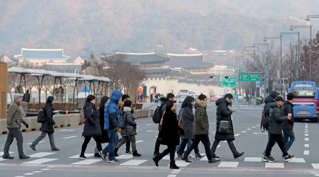 강추위 속에 서울 광화문광장을 시민들이 건너고 있다. /연합뉴스
