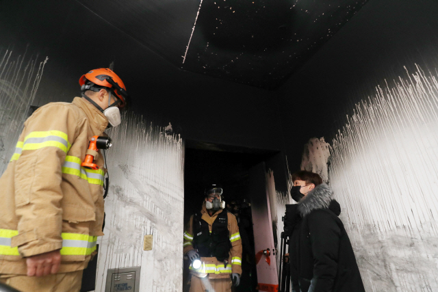 소방공무원들이 22일 광주 북구 두암동의 한 모텔에서 화재현장 조사를 실시하고 있다. 이날 오전 고의로 지른 것으로 추정되는 화재가 발생해 2명이 숨지고 31명이 다쳤다.   /광주=연합뉴스